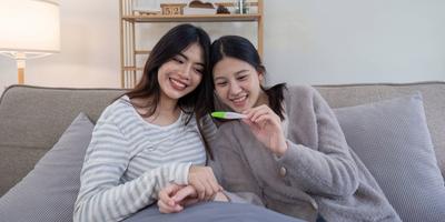 Lesbische Paar feiert ivf Reise nach Hause Einstellung emotionalen Moment gem?tliche Umgebung freudige Konzept-stock-photo
