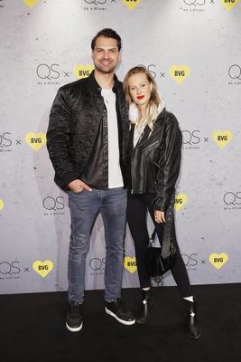 QS by s.Oliver x BVG Fashion Show Jimi Blue Ochsenknecht mit Frau Laura-Marie Geissler QS by s.Oliver x BVG Fashion Sho-stock-foto