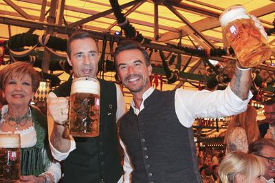 Carolin Reiber Kai Pflaume und Florian Silbereisen beim Wiesn Anstich zur Er?ffnung vom Oktoberfest 2019 im Schottenhame-stock-foto