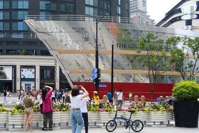 SHANGHAI, CHINA - JUNE 25: Louis Vuitton (LV) unveils its monumental ship-shaped structure, a new conceptual landmark, a-stock-foto