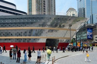 SHANGHAI, CHINA - JUNE 25: Louis Vuitton (LV) unveils its monumental ship-shaped structure, a new conceptual landmark, a-stock-foto