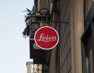 TURIN, ITALIEN - CIRCA OKTOBER 2022: Schaufenster Leica *** TURIN, Italy Circa October 2022 Shop window Leica 1129203336-stock-foto