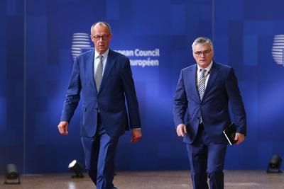 Br?ssel, Belgien, 26.06.2025: Europa-Geb?ude: Europ?ischer Rat: Bundeskanzler Friedrich Merz (CDU) kommt an, neben ihm R-stock-photo