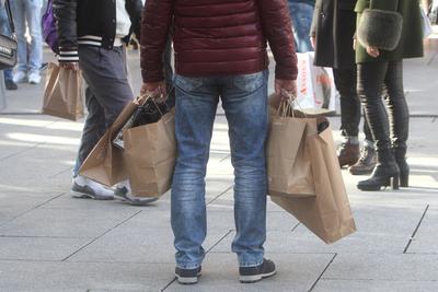 Ein Mann tr?gt viele Papiert?ten in der Fu?g?ngerzone und Einkaufsstra?e Zeil in der Innenstadt von Frankfurt, Hessen,-stock-foto