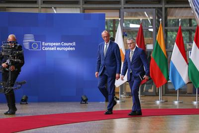 Br?ssel, Belgien, 26.06.2025: Europa-Geb?ude: Europ?ischer Rat: Bundeskanzler Friedrich Merz (CDU) kommt an, neben ihm R-stock-photo