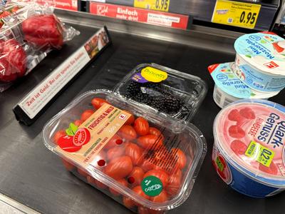 Einkaufen Lebensmittel auf dem Kassenband im Supermarkt-stock-foto