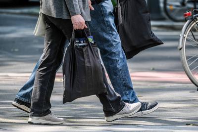 Düsseldorf 26.05.2023 Einkaufen Einkaufstaschen Bürgergeld Inflation Konsumindex Konsumklimaindex Verbraucherpreisindex-stock-foto