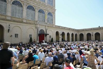 ITALY -   POPE LEO XIV  LEADS AN AUDIENCE ON THE INETRENATIONAL DAY AGAINST DRUG ABUSE AND ILLICIT TRAFFICKING IN SAN DAMASO COURTYARD IN  THE VATICAN   - 2025/6/26-stock-foto