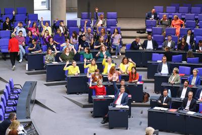 Berlin, Deutschland, 26.06.2025: Deutscher Bundestag: 14. Bundestagssitzung: Bei der Debatte unter der ?berschrift queer-stock-photo