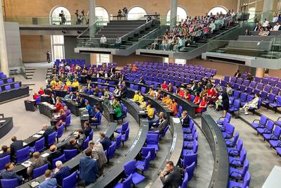 Berlin, Deutschland, 26.06.2025: Deutscher Bundestag: 14. Bundestagssitzung: Bei der Debatte unter der ?berschrift queer-stock-photo