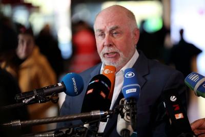 Ulrich Silberbach (Vorsitzender DBB Beamtenbund und Tarifunion) gibt ein Pressestatement zu Beginn der dritten Runde der-stock-foto