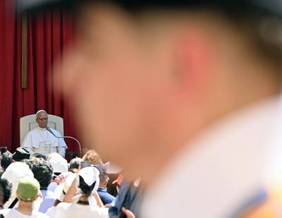 ITALY -   POPE LEO XIV  LEADS AN AUDIENCE ON THE INETRENATIONAL DAY AGAINST DRUG ABUSE AND ILLICIT TRAFFICKING IN SAN DAMASO COURTYARD IN  THE VATICAN   - 2025/6/26-stock-foto