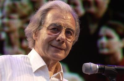 Bildnummer: 55000151  Datum: 07.07.2006  Copyright: imago/Horst GaluschkaLALO SCHIFRIN , Pianist , Komponist , Dirigent - geboren 1932 in Buenos Aires , begleitete er als Pianist, schieb Filmmusiken u.a. f?r Mission Impossible , Rush Hour , Dirty Harry usw. Auftritt in K?ln , Roncalliplatz am 7.7.2006 people Entertainment Kultur Musik Aktion kbdig xtm xo0x 2006 querBildnummer 55000151 Date 07 07 2006 Copyright Imago Horst Galuschka Lalo  Pianist Composer Conductor born 1932 in Buenos Aires accompanied it he as Pianist Schieb  U a for Mission Impossible Rush hour Dirty Harry ETC Appearance in Cologne Roncalliplatz at 7 7 2006 Celebrities Entertainment Culture Music Action shot Kbdig XTM xo0x 2006 horizontal-stock-foto