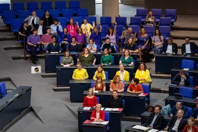 Regenbogen im Bundestag-stock-photo
