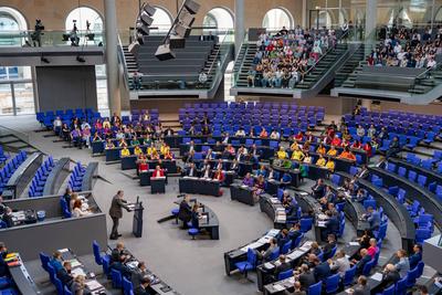 Regenbogen im Bundestag-stock-photo