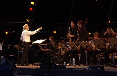 Bildnummer: 56450751  Datum: 07.07.2006  Copyright: imago/Horst GaluschkaLALO SCHIFRIN , Pianist , Komponist , Dirigent - geboren 1932 in Buenos Aires , begleitete er Ella Fitzgerald als Pianist, schieb Filmmusiken u.a. f?r Mission Impossible , Rush Hour , Dirty Harry usw. bei der Cologne Jazz Night mit der Hochschule f?r Musik in K?ln Konzert am 7.7.2006 in K?ln Roncalliplatz People Kultur Musik Aktion x0x xsk 2006 quer jazz LALO SCHIFRIN musik live on Stage on stage onstage konzert conzert b?hne  56450751 Date 07 07 2006 Copyright Imago Horst Galuschka Lalo  Pianist Composer Conductor born 1932 in Buenos Aires accompanied it he ELLA Fitzgerald as Pianist Schieb  U a for Mission Impossible Rush hour Dirty Harry ETC at the Cologne Jazz Night with the College for Music in Cologne Concert at 7 7 2006 in Cologne Roncalliplatz Celebrities Culture Music Action shot x0x xSK 2006 horizontal Jazz Lalo  Music Live ON Stage ON Stage onstage Concert concert Stage-stock-photo