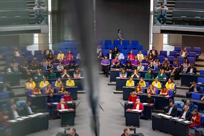 Regenbogen im Bundestag-stock-foto