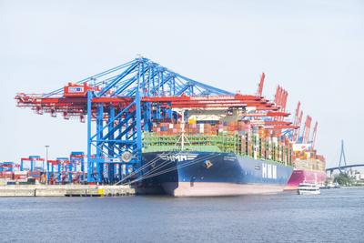 HHLA Container Terminal Burchardkai CTB im Hamburger Hafen - mit dem Schiff HMM St. Petersburg (blau) - Reederei Hyundai-stock-foto