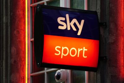 sky sport, ?ffentliches Angebot einer Gastst?tte f?r live-Sport im Fernsehen, Leuchtreklame als Nasenschild *** Sky spor-stock-foto