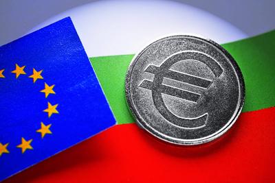 M?nze mit Eurozeichen auf Fahne von Bulgarien, Einf?hrung des Euros in Bulgarien *** Coin with euro symbol on the flag o-stock-photo