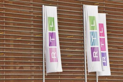 Fahnen mit RTL-Logo, Rheinpark-Metropole K?ln-Deutz, Sitz des Privatsenders *** Flags with RTL Logo, Rheinpark Metropoli-stock-foto