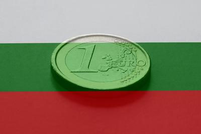 1 Euro-M?nze und Flagge von Bulgarien-stock-photo