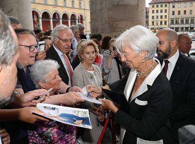Christine Lagarde mit Fans, Autogramme / Festakt 150 Jahre M?nchner Opernfestspiele / Oper / M?nchen / Jubil?um, Festspi-stock-foto