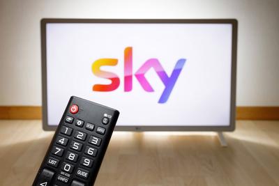 Sky-Logo auf einem Fernseher. Die Sky Deutschland GmbH ist ein deutscher Medienkonzern mit Sitz in Unterf?hring bei M?nc-stock-foto