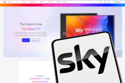 SKY Pay TV Logo Fernsehsender Streaming Website auf einem Handy und Computer Bildschirm-stock-foto