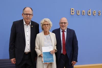 Stefan K?rzell, Mitglied des Gesch?ftsf?hrenden Bundesvorstands des Deutschen Gewerkschaftsbundes (DGB), Christiane Sch?-stock-foto