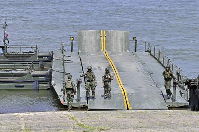 Beim Grand Crossing 2025 sind Soldatinnen und Soldaten aus Deutschland,Gro?britanien,Italien und den Niederlanden im Ein-stock-foto