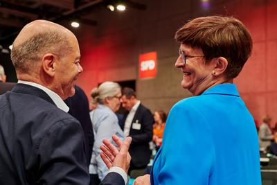 SPD-Bundesparteitag - Olaf Scholz + Saskia Esken-stock-foto