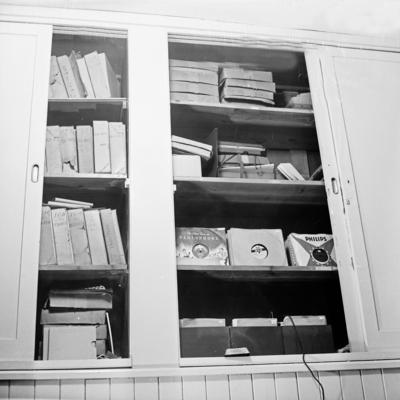 Der Plattenschrank mit Schallplatten f?r das Programm von BFN in Hamburg Deutschland 1950er Jahre-stock-foto
