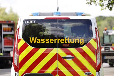 Wie Badeunf?lle vermieden werden k?nnen, worauf Badewillige achten sollten und wie die Rettung eines Verungl?ckten abl?u-stock-foto