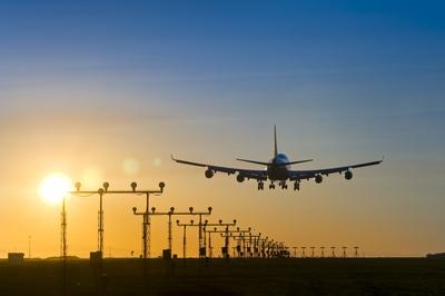 Boing 747 landing at sunset. PUBLICATIONxINxGERxSUIxAUTxHUNxONLY acp29248-stock-foto