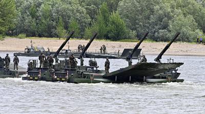 Beim Grand Crossing 2025 sind Soldatinnen und Soldaten aus Deutschland,Gro?britanien,Italien und den Niederlanden im Ein-stock-foto