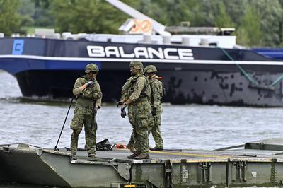 Beim Grand Crossing 2025 sind Soldatinnen und Soldaten aus Deutschland,Gro?britanien,Italien und den Niederlanden im Ein-stock-foto