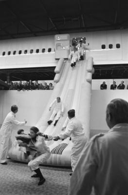 Anefo photo collection. Flying trailing building KLM op Schiphol-Oost opened; Boeing 747 Flight Simulator, Passengers le-stock-foto