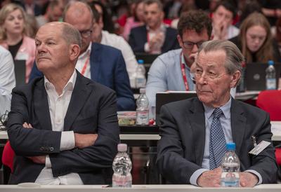 SPD-Bundesparteitag - Olaf Scholz und Franz M?ntefering-stock-foto