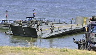 Beim Grand Crossing 2025 sind Soldatinnen und Soldaten aus Deutschland,Gro?britanien,Italien und den Niederlanden im Ein-stock-foto