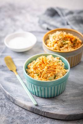 Hausgemachter Thunfisch-Ei-Aufstrich mit H?ttenk?se und Schnittlauch-stock-foto