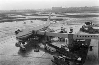 Anefo photo collection. First Jumbo Jet Boeing 747 from Pan am Landt at Schiphol. The Boeing 747 to the pier on the plat-stock-foto