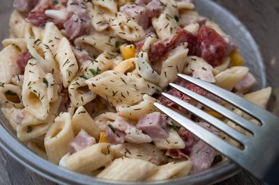 Nudelsalat mit Kochschinken aus dem Supermarkt Nudelsalat mit Kochschinken aus dem Supermarkt Copyright: xZoonar.com/sto-stock-foto