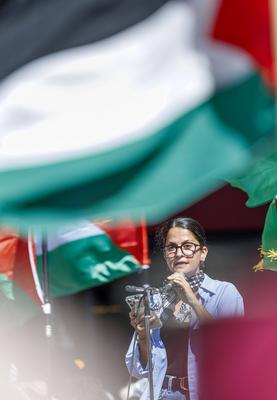 Demonstration Wien: " Gro?demo f?r Gaza: Die ?sterreichische Regierung muss jetzt handeln! " // Demonstration Vienna: "Mass Demonstration for Gaza: The Austrian Government Must Act Now!"-stock-photo