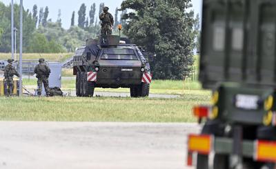 Beim Grand Crossing 2025 sind Soldatinnen und Soldaten aus Deutschland,Gro?britanien,Italien und den Niederlanden im Ein-stock-foto