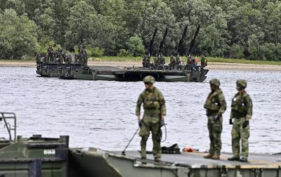 Beim Grand Crossing 2025 sind Soldatinnen und Soldaten aus Deutschland,Gro?britanien,Italien und den Niederlanden im Ein-stock-foto