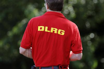 Wie Badeunf?lle vermieden werden k?nnen, worauf Badewillige achten sollten und wie die Rettung eines Verungl?ckten abl?u-stock-photo