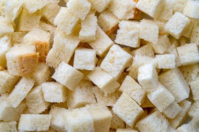 Zutat f?r Salat. gew?rfelte Wei?brotw?rfel Hintergrund f?r selbstgemachte Croutons. Nahaufnahme von fein gew?rfeltem-stock-photo