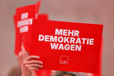 Berlin, Deutschland, 27.06.2025: CityCube: 42. SPD-Bundesparteitag: Mitglieder vom Forum Demokratische Linke 21 (DL 21)-stock-foto