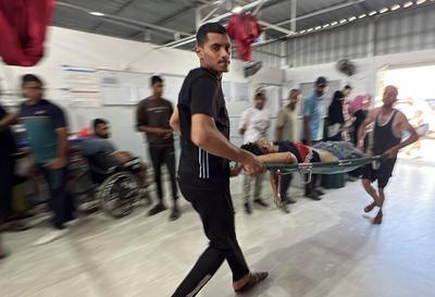 Palestinian casualties are brought to Al-Awda Hospital, following what the Gaza Health Ministry-stock-foto